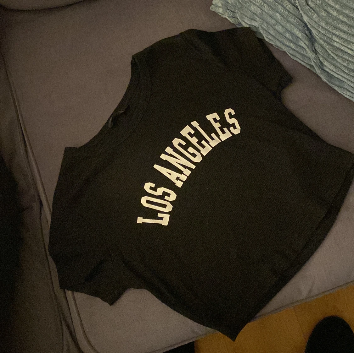 Svart croppad t-shirt - 1