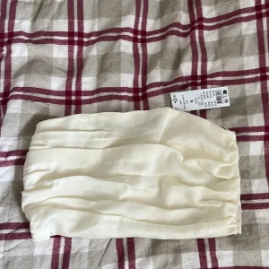 Vit tubtopp från Gina Tricot - Säkjer en korsett topp från Gina, helt oanvänd med prislapp på. Storlek S. Då nypris är 359 vill jag ändå ha 100 för de. Likadan i svart i min profil 