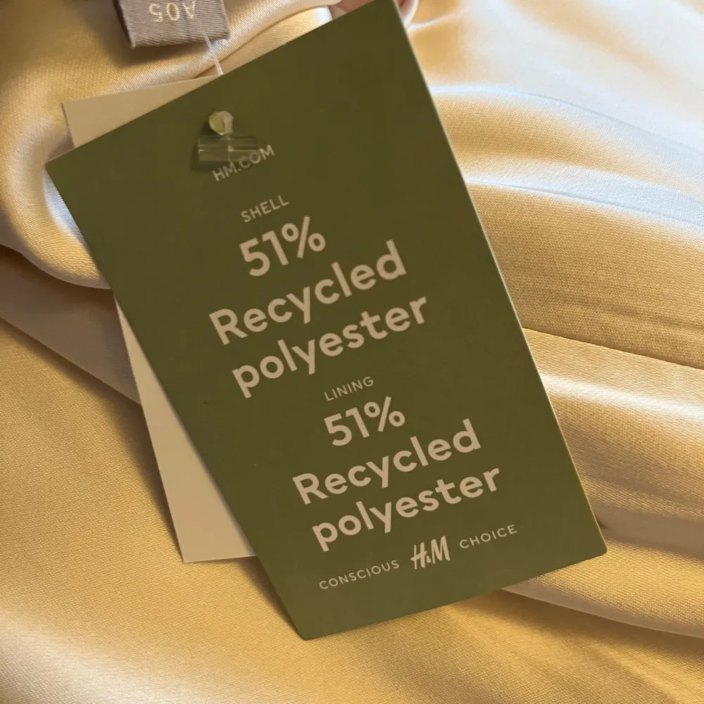 Krämvit långklänning från H&M i ett glansigt material. Klänningen har en stilren design med one shoulder-design som går över till två smala band i ryggen. Perfekt för en speciell kväll eller festlig tillställning. ✨ Denna är helt oanvänd, endast testad en gång! Storlek 42. Mekot.
