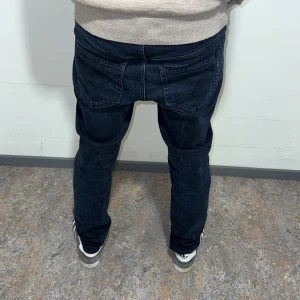 Dondup george jeans - Säljer nu dessa dondup jeans i topp skick|| färgen är en lite mer mörkare marin blå som passar perfekt till alla möjliga outfits|| W 33|| modellen är 180 och väger 70 || vid funderingar är de bara att höra va sig|| Mvh br🍾