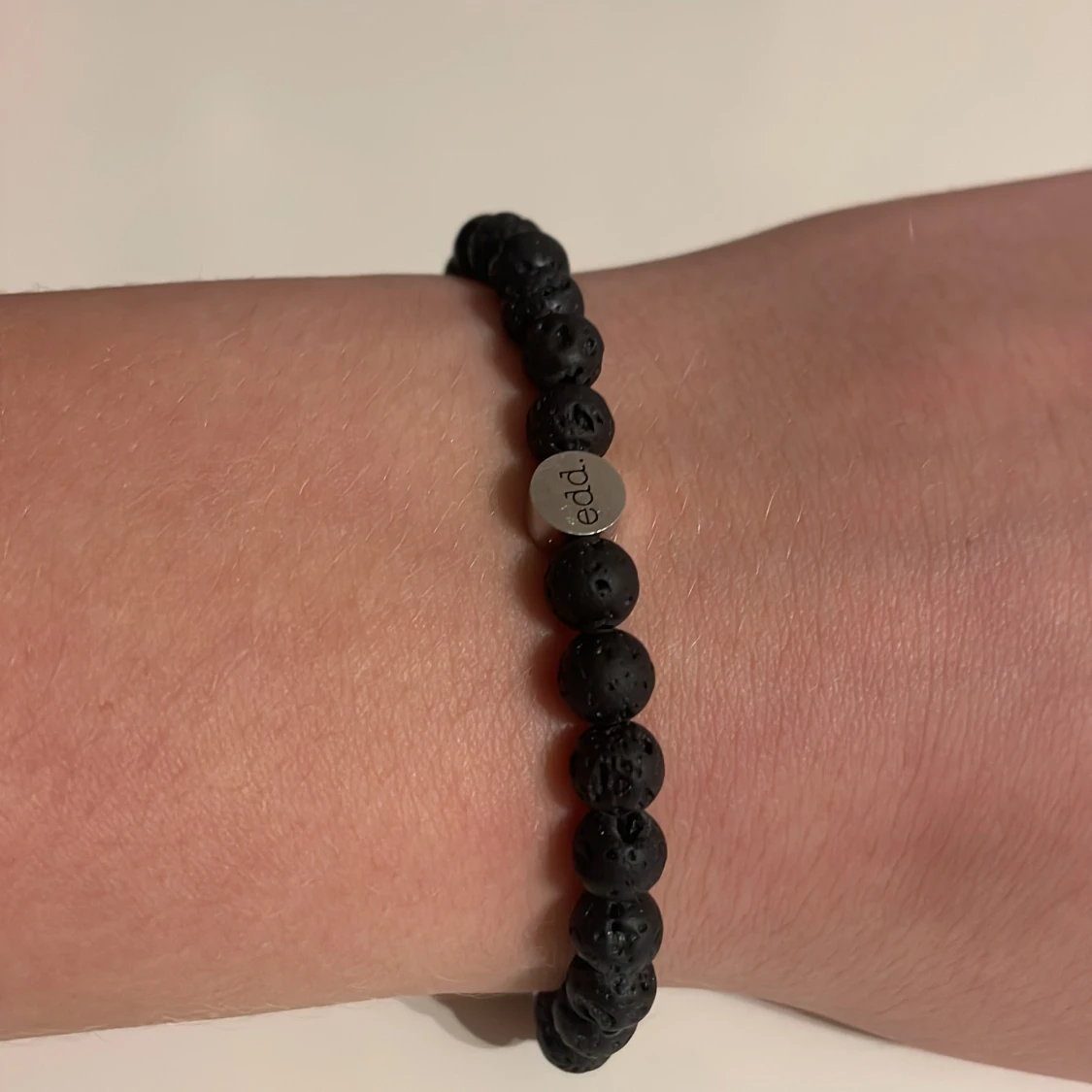 Svart armband med lavastenar och silverdetaljer från edd. - 4