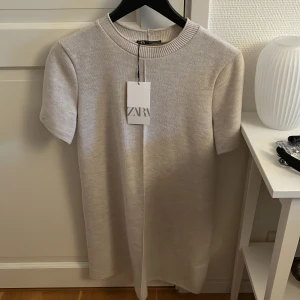 Beige klänning från Zara - Fin stickad klänning från Zara i storlek S oanvänd💕