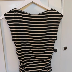 Randig topp - En snygg randig topp från hm. Aldrig använt och perfekt nu till sommaren. Skriv om ni har några frågor ❤️🙌🏼