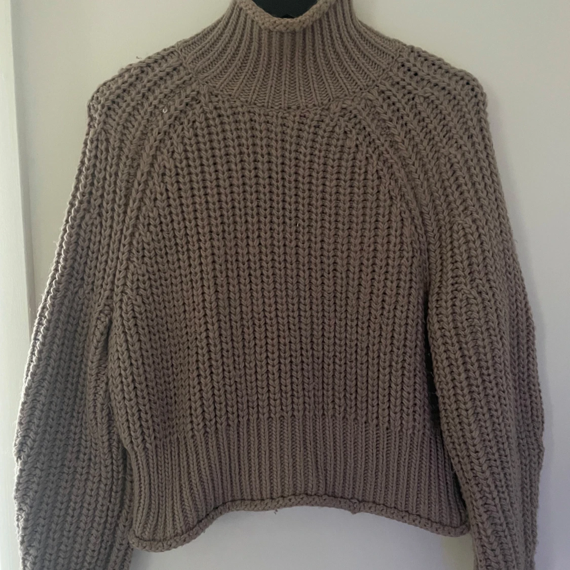 Beige stickad polotröja