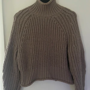 Beige stickad polotröja - Säljer en mysig beige stickad polotröja med hög krage. Tröjan har en grovstickad design och långa ärmar, perfekt för kyliga dagar. I storlek Xs men passar jätte bra på en med S också. Använd några enstaka gånger så i väldigt fint skick.