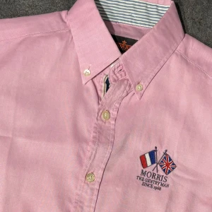 Morris - Stilren rosa skjorta från Morris. Storlek XS och passar S. 100% bomull. Mycket bra skick, använd enstaga gånger. Tveka inte att höra av dig om du har några funderingar!!!