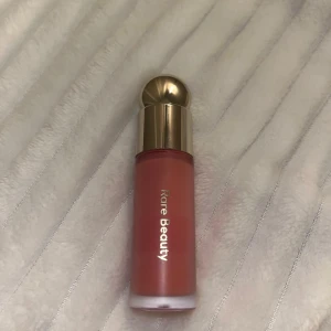 Rare Beauty Blush!!! - Jag säljer denna rare beauty blushen i färgen Happy eftersom att jag nästan aldrig använder den😔har använt 1 gång men tvättar såklart borsten innan!! Köpte den för 350kr men säljer för 200🥂💗Priset kan diskuteras💞