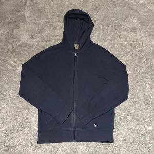 Ralph Lauren zip - Polo ralph lauren zip hoodie | navy/mörkblå | storlek S | nypris 1299kr mitt pris 500kr | liten defekt på luvan | skriv vid minsta fundering 🙌