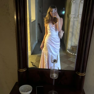 Rosa balklänning - Endast använd en gång på min bal! Andra bilden är tagen efter balen så den är i mycket bra skick. Skriv för fler bilder💕🎀