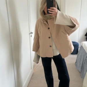 Trekvartsärmad jacka - Såå fin trekvartsärmad jacka/ kappa från Zara🥰 sparsamt använd 