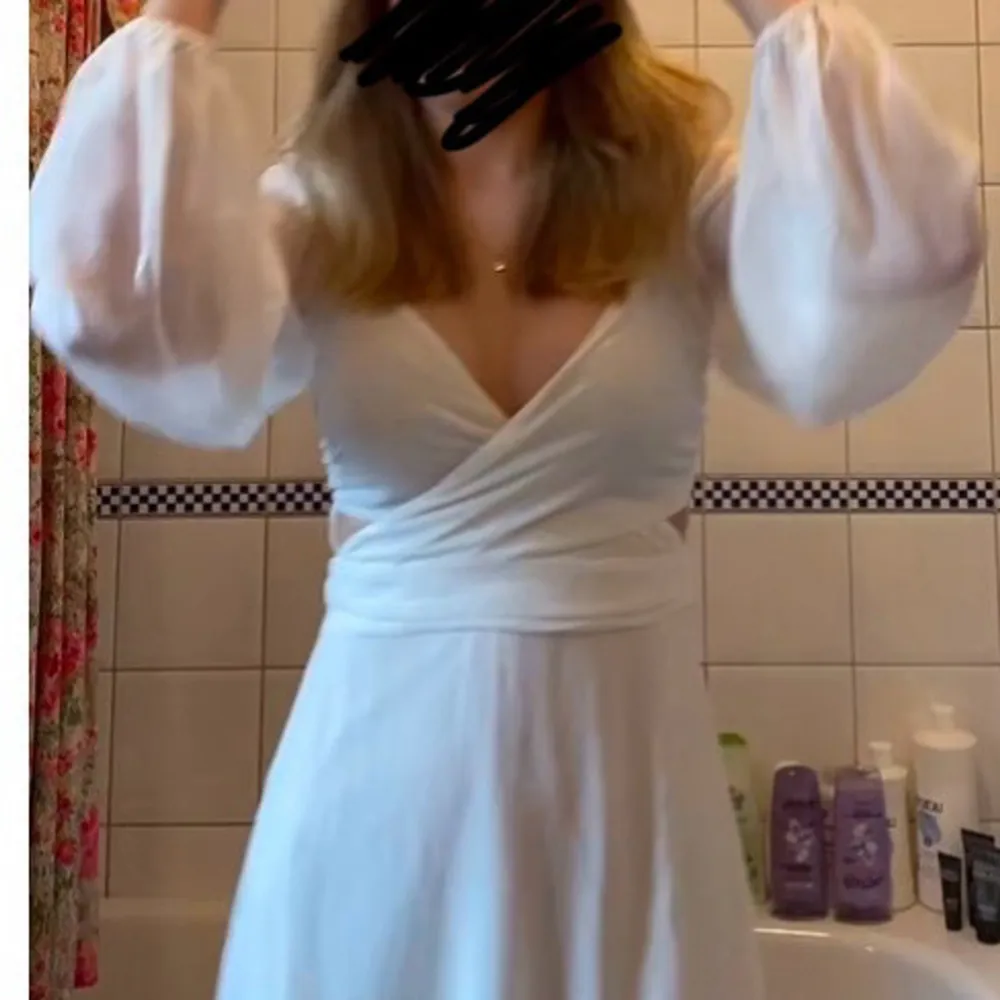 Så fin vit klänning med omlottdesign som passar till finare tillfällen men också vanliga sommardagar!!!🤗❤️💞💞 Hade den när jag konfirmerade mig men har inte kommit till någon användning därefter tyvärr, har även växt ur den nu❤️ endast använd 1 gång!. Mekot.