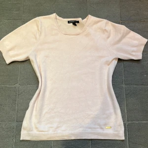 Kortärmad rosa tröja från mango💗 - Säljer en ljusrosa topp från Mango Basics. Toppen har korta ärmar och en rund halsringning. Perfekt för en stilren och enkel look. Tillverkad i ett mjukt material som känns skönt mot huden. Jag har använt den 1 gång då den är lite för liten för mig💄Den är lite blöt eftersom att jag har tvättat den, därför ser den konstig och skrynklig ut💞Jag köpte den för 350kr men säljer för 150 ish🥂💗 Priset kan diskuteras