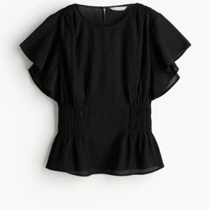 Trendig söt topp - Jätte fin topp med volang, tajtare passform runt midjan för att få en snygg figur😇snygg till både fest och vardag 