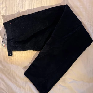 Mörkblåa  manchesterbyxor - Snygga mörkblåa manchesterbyxor med en klassisk look. Perfekta för en stilren outfit. Byxorna har en rak passform och är tillverkade i mjukt manchestertyg. Sitter som 36/36 - 34/36