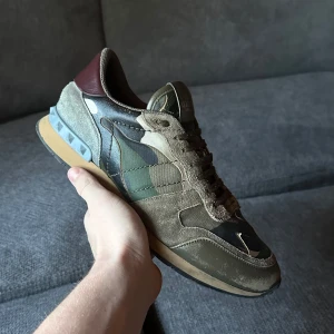 Valentino rockrunners  - Säljer dessa fina rockrunners i storlek 42 (passar 42-43) Dom är i bra skick utan några större defekter. Nypris 8000kr+ men säljer för endast 1699kr‼️‼️