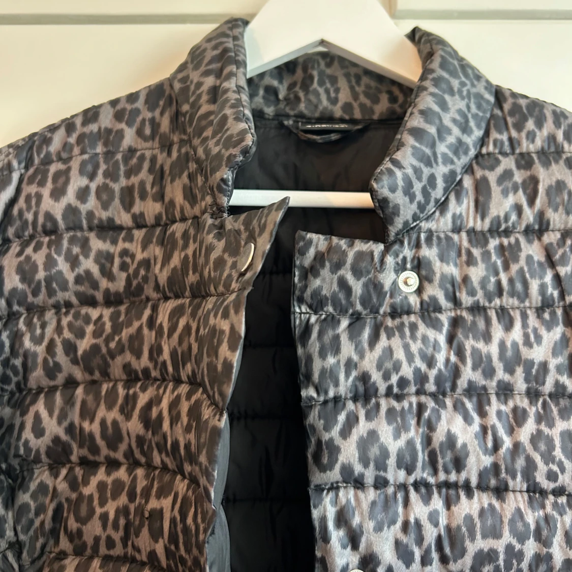 Grå leopardmönstrad pufferjacka - 1