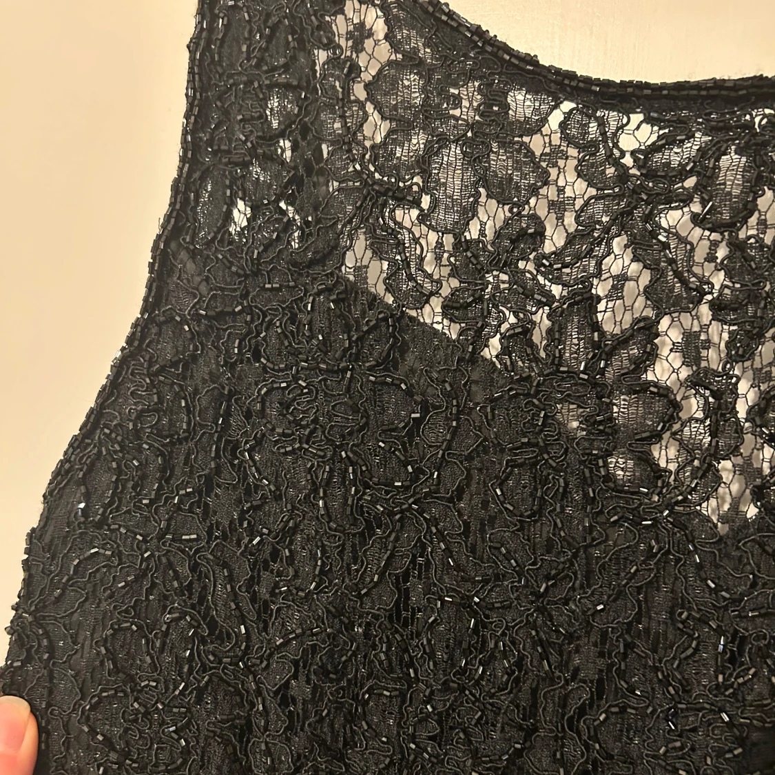 Svart spetsklänning med slits - 1