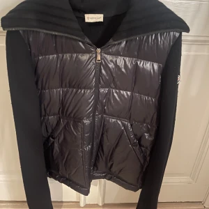 Moncler cardigan  - Moncler cardigan i jätte bra skick! Köpt i moncler butiken i Köpenhamn för 8700! Kvitto, taggar och allt orginal finns med!
