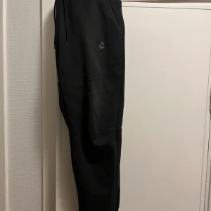 Svarta Nike tech fleece byxor - Svarta Nike tech fleece byxor i storlek S byxorna har små tecken på användning. Nike tech fleece hoodie i storlek L finns även till Salu