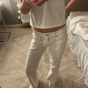 Y2K low waisted jeans  - Säljer dessa lågmidjade jeans från Gina, använd endast en gång så är i nyskick. Säljer för 200kr 
