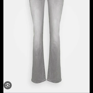 Grå bootcut jeans från LTB - Snygga grå bootcut jeans från LTB. Köpte dessa på plick och då var de helt nya. Säljer för att de var för stora. Dom är jättefräsha med strl W29 L36