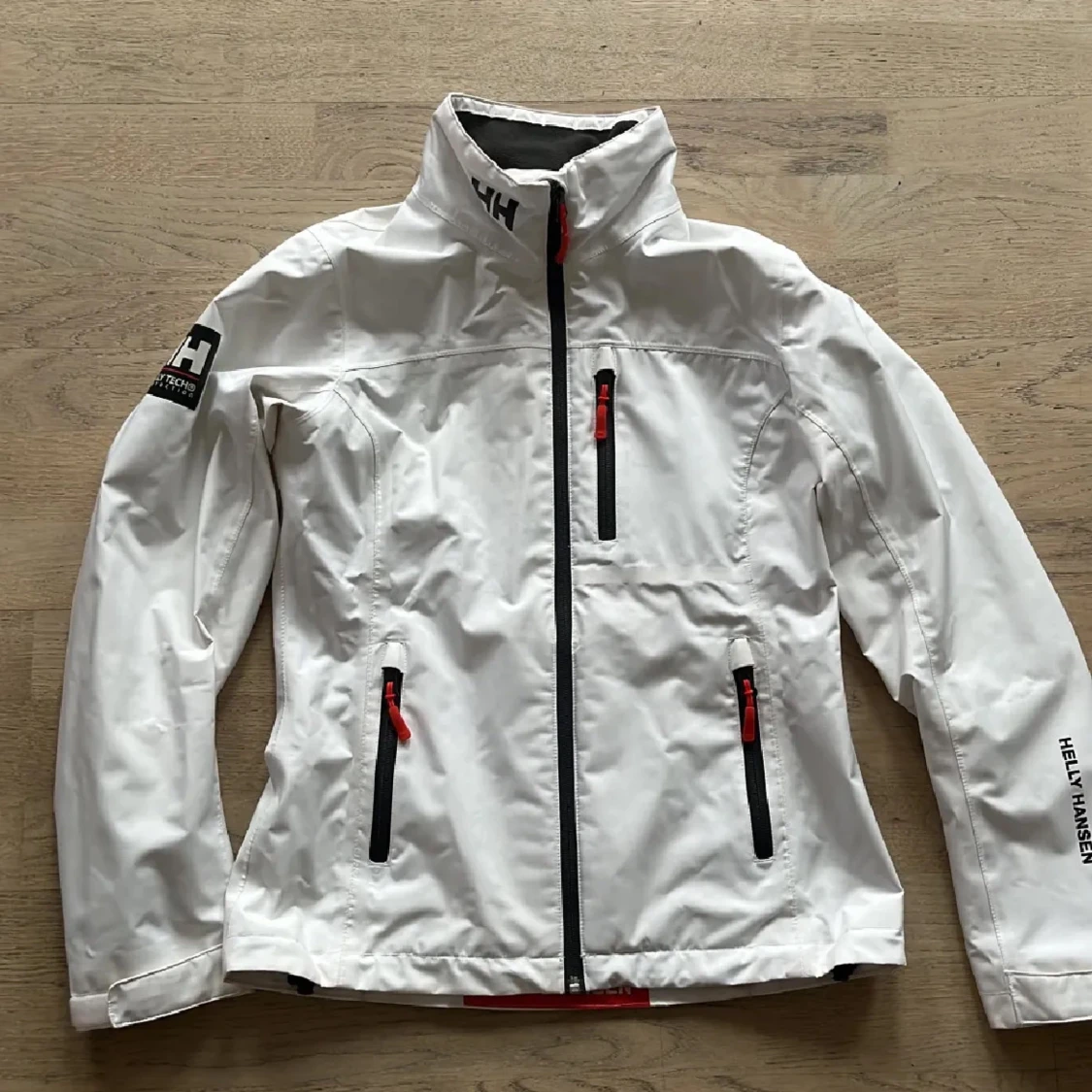 Vit vindjacka från Helly Hansen Xs