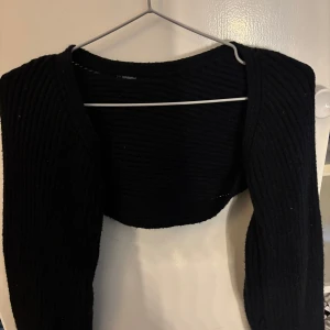 Kofta  - En kofta som är ganska kort går ner till axlarna o lite av ryggen. Passar dom flesta storlekarna XS-L