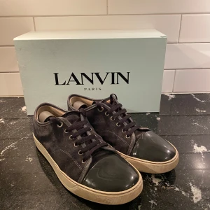 Lanvin uk6 - Hej, säljer nu dessa lanvin cap toe sneakers i mörkgrå. De är i använt skick med tecken på användning. De är i storlek uk 6 men passar ca 41-42. Box medföljer! Skriv vid frågor eller funderingar. 