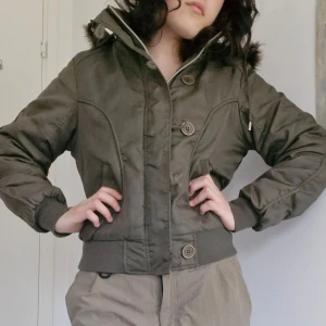 Y2k-jacka - Supercool jacka från TDH! 🖤 Markerad midja, pälsluva och tryck på ryggen föreställande kinesisk drake.  Stängs med dragkedja och knappar. Defekter (se de sista bilderna):   En knapp saknas framtill, och finns en liten fläck på ryggen.