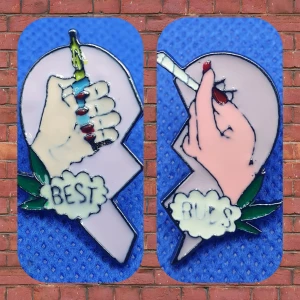 💘 Best Buds Pins att dela med någon du tycker om💘 - 💘Pins att dela med någon du tycker om💘 oanvända. Titta igenom alla mina upplagda och köp fler saker i bundle för att spara på frakten och få allt du köpt i ett och samma paket✨️
