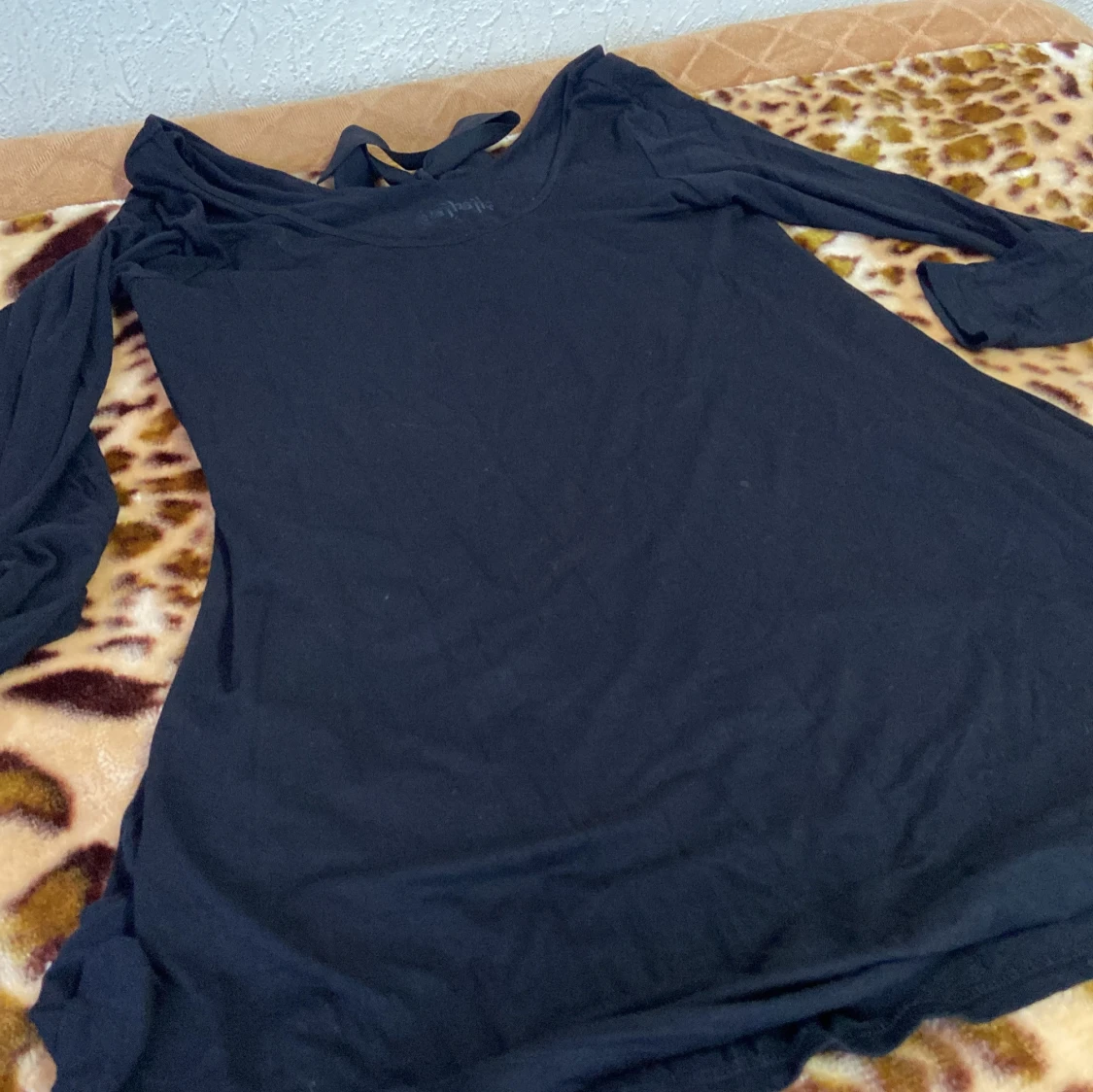 Svart långärmad klänning med knyt - 91