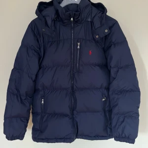 Ralph lauren jacka  - Säljer nu min polo Ralph lauren jacka i storlek barn XL men skulle säga den passar XS-S modellen på bilden är runt 178 färg mörkblå lagat hål ny pris ligger runt 3500 mitt pris 2499 går att diskutera 