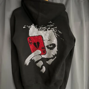 Masteme Hoodie. Storlek M. - Säljer för använder inte den längre. inga hål ingeting. Bra skick.