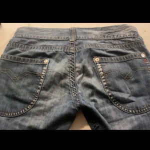 Replay jeans - Säljer mina replay jeans då jag har för många blå jeans. Dom är 39 cm rakt över midjan och är lite långa på mig som är 164 oc h dom är i fint skick💞