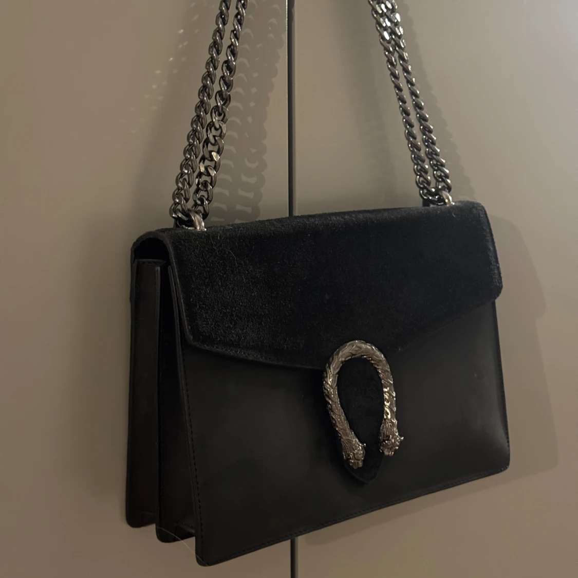 Fin svart väska i sammet och läder - 90