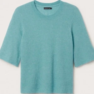 Turkos kashmirtröja från Stockh LM - Säljer min jätte fina Kashmirtröja som även är trekvartsärmad från Stockh LM. Den är i bra skick och säljer pågrund av att den inte kommer till användning längre. Köpt för 700❣️💞