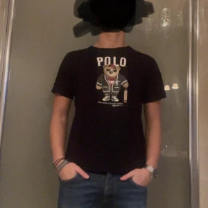 Polo bear tröja - Skitsnygg raffetröja i riktigt bra skick! Polo bear passar alltid och alltid eftertraktade! Nypris ca 1200kr, mitt pris 350kr (diskuterbart)PAKETPRIS FÖR ALLA 3 RALPH LAUREN T-SHIRTSEN- 800kr!)