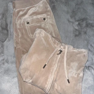 Beige Juicy set - Säljer nu mitt älskade Juicy set pga att de har blivit för litet:( Det är jättefint utom 3 små fläckar på benet som säkert går bort med något medel!