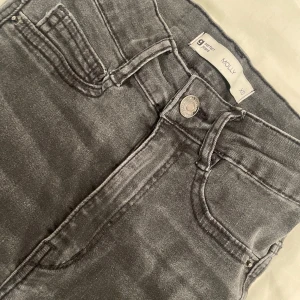 Gråa skinnys från Gina Tricot  - Passar mig inte längre 