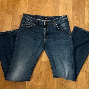 Lågmidjade bootcut Lee jeans  - Säljer då de inte kommer till användning. Väldigt bra skick! 