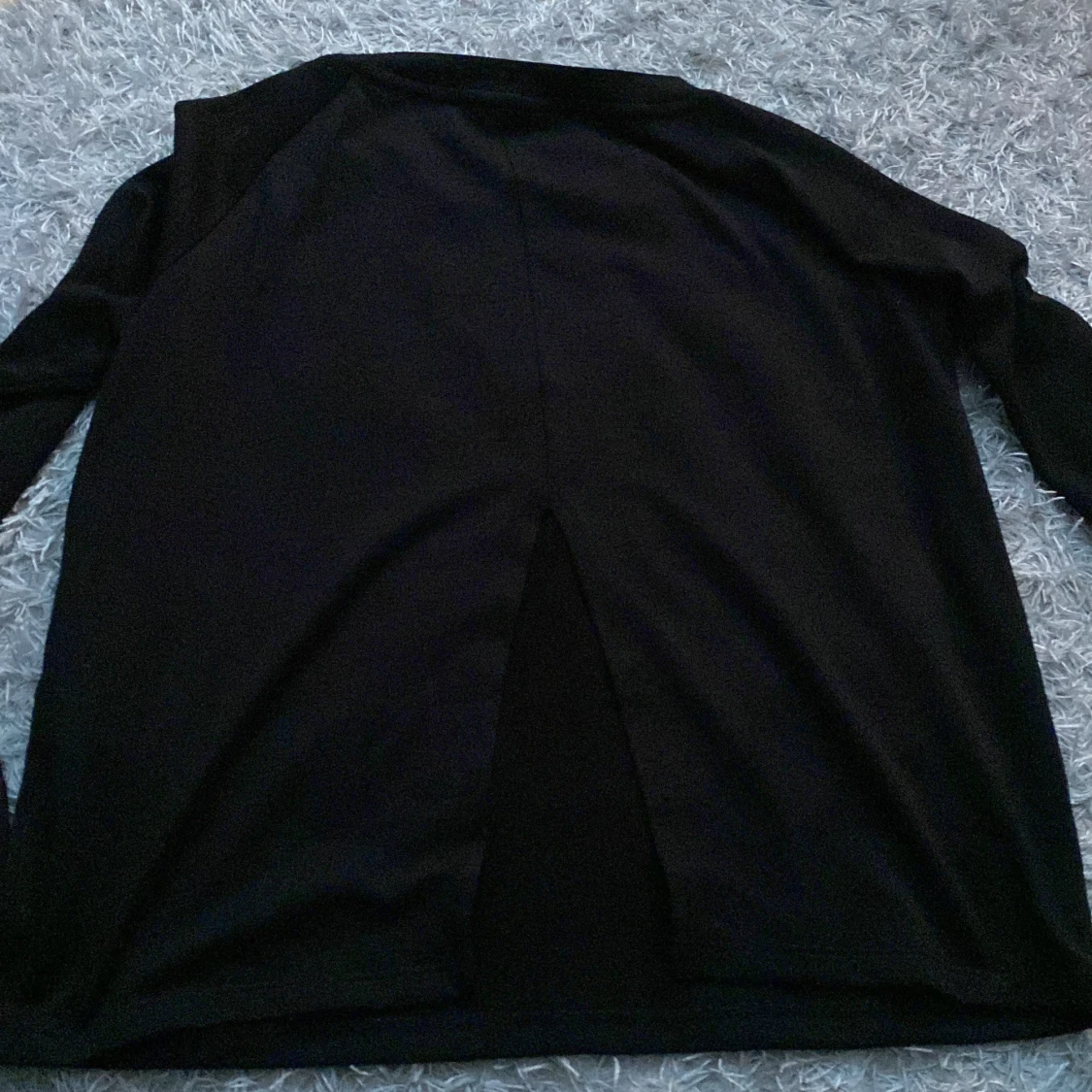 Tunn svart stickad tröja med öppen rygg - 90