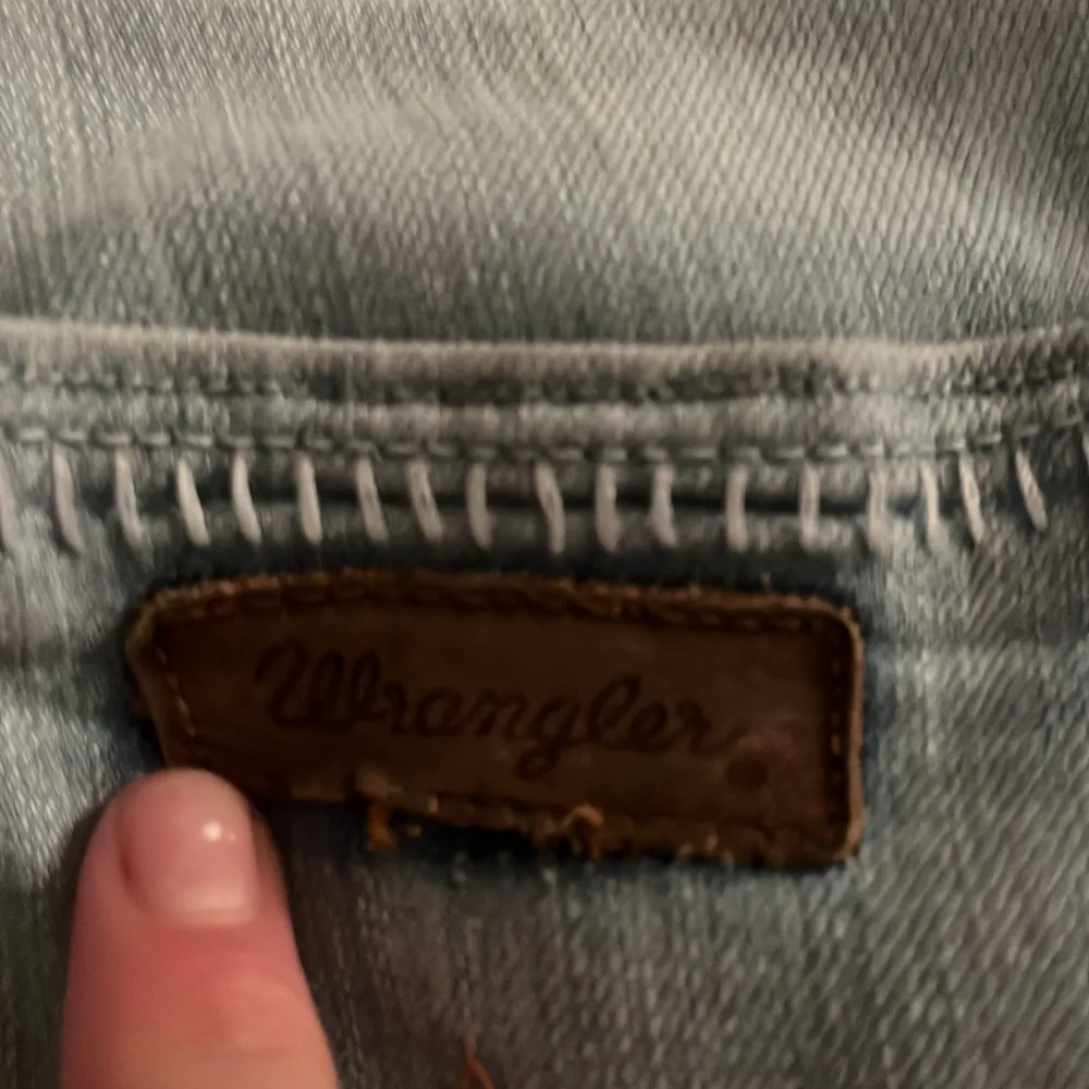 Säljer ett par ljusblå lågmidjade och utsvängda jeans från Wrangler i bra skick. De har en klassisk femficksdesign. Mina absoluta favorit jeans, säljer pgr av lite för långa💗. Jeans & Byxor.