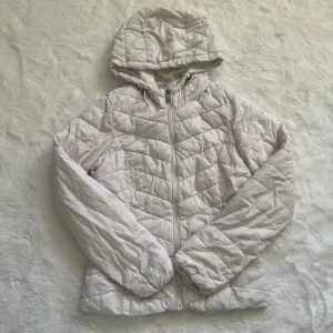 Vit jacka - Vit lite tunnare ”dunjacka” från stradivarius med lote figur. Perfekt höst/vår jacka i storlek XS. Sparsamt använd.