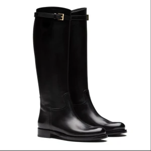 Svarta skinnstövlar med spänne - Snygga svarta stövlar i skinn med ett elegant spänne upptill. Perfekta för höst och vinter, dessa stövlar har en klassisk design som passar både till vardags och fest. De är i nytt skick och har en normal passform. Beställde dessa men i fel storlek. Ordinarie pris 1200kr