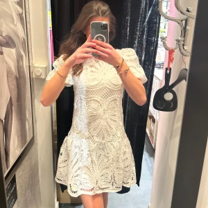 Studentkläning  -  superfina studentklänning som nu bara hänger i garderoben kanske kan göra någon annan lika glad. Denna användes endast på mottagningen och fick inget spill på sig, och är tvättat så känns som helt ny. Perfekt i storleken dessutom🙌🏻