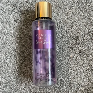 Love Spell Fragrance Mist från Victoria's Secret - Säljer en Love Spell Fragrance Mist från Victoria's Secret. Flaskan är lila med en guldig kork och rymmer 250 ml. Doften är en mix av körsbärsblom, färsk persika och en touch av mystik. Perfekt för att fräscha upp sig med en söt och fruktig doft! Det är hälften kvar ungefär därav priset.💕