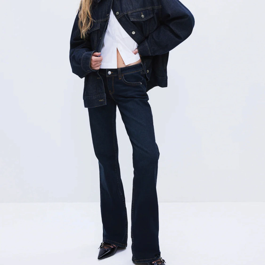 Mörkblå jeans med broderad ficka