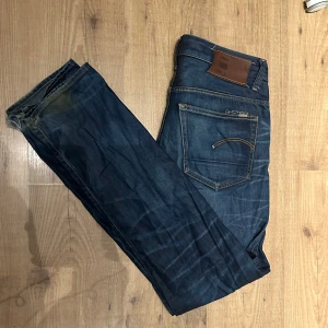 Mörkblå jeans från G-Star - Säljer ett par snygga mörkblå jeans från G-Star. Snygg modell som är mycket eftertraktad. pris kan diskuteras vid snabb affär.