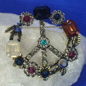 Brosch/Hänge - Peace - Brosch Fredsmärke är ca 4.5 × 4.5 cm. Denna går även att använda som hänge till halsband då den har en ögla på baksidan. Titta igenom alla mina upplagda och köp fler saker i bundle för att spara på frakten och få allt du köpt i ett och samma paket✨️