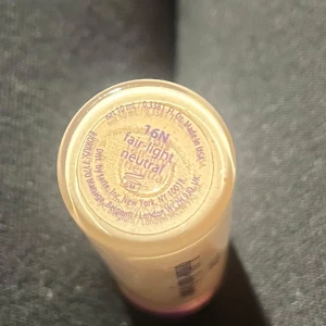 tarte concealer  - Använd två gånger och köpt på speglar för 399kr, säljer för billigare pris!  Färg 16N fair light neutral  